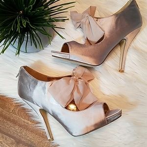 Brand New! NWOT Champagne Flounce Bow Heels 9.5